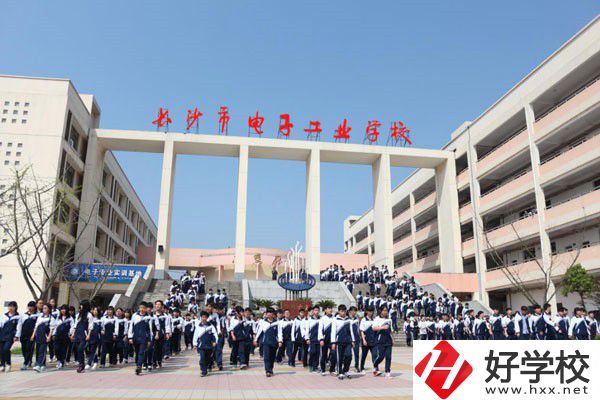 長(zhǎng)沙市電子工業(yè)學(xué)校有哪些特色專業(yè)？就業(yè)前景如何？