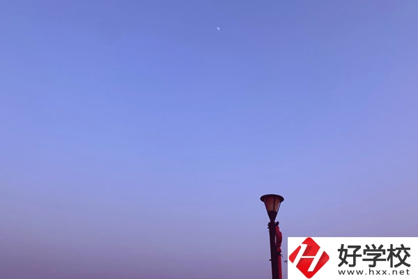 張家界旅游職業(yè)學校校園環(huán)境怎么樣？