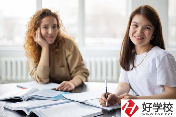 醴陵市陶瓷煙花職業(yè)技術(shù)學校（醴陵市陶瓷煙花職業(yè)技術(shù)學校待遇）